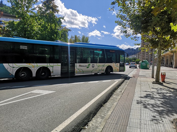 Lurraldebus zerbitzuko autobusen "mantenu falta" salatu du ELAk