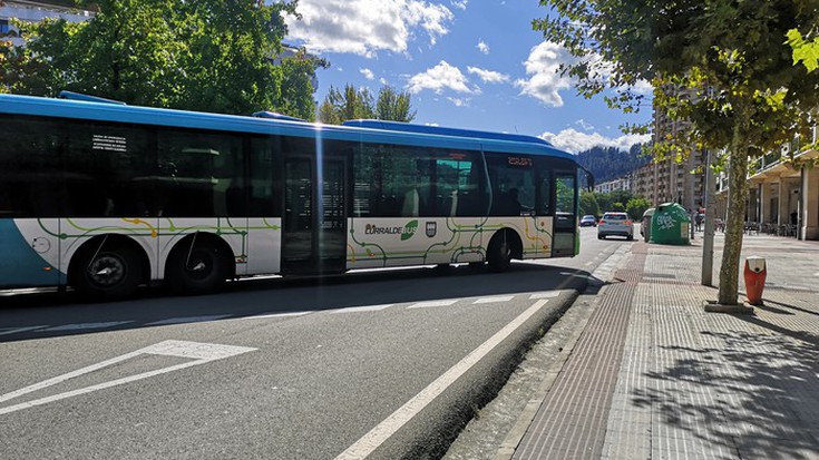 Lurraldebus zerbitzuko autobusen "mantenu falta" salatu du ELAk