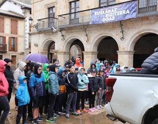 Euskararen Eguneko herri-lasterketa Aramaion