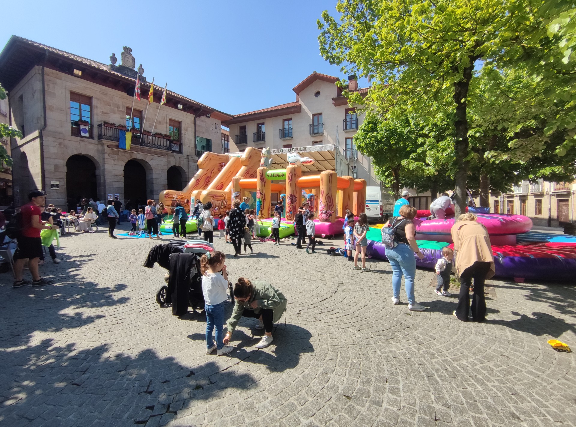 Laguntzeko borondate handia ikusita, eskertuta
