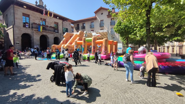 Laguntzeko borondate handia ikusita, eskertuta