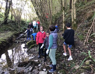 Aixola erreka auzolanean garbitzeko deia egin dute