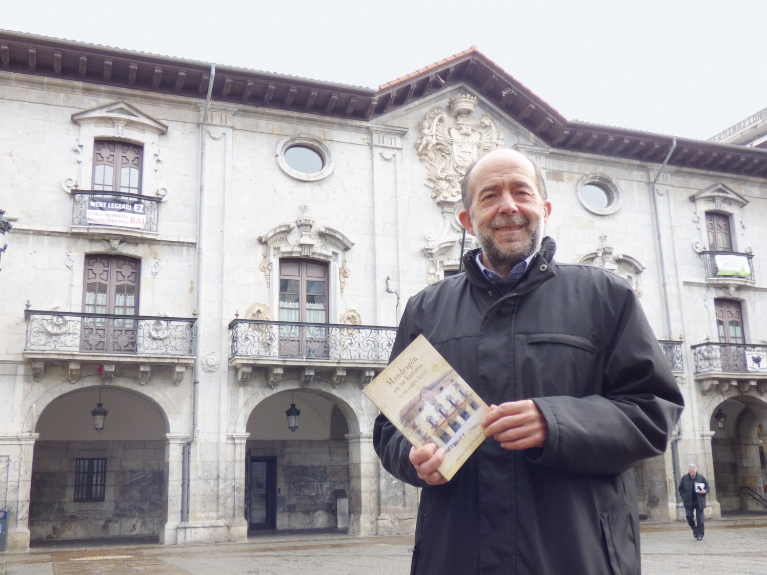 Josemari Velez de Mendizabal: "Historia ez da gaur finkatzen betiko, ezinbestekoa da kontakizuna berrikustea"