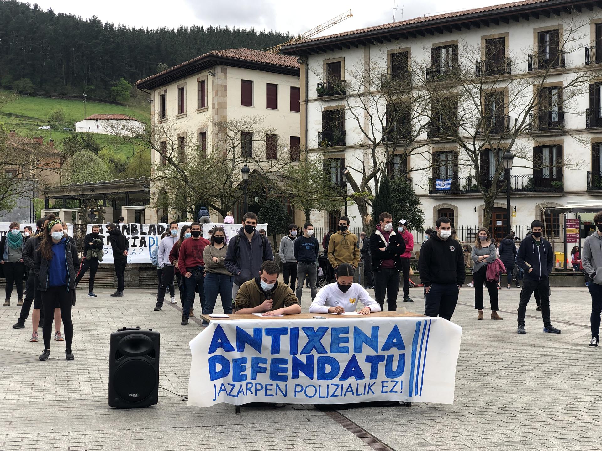 Antixena gaztetxea jasaten ari den "kriminalizazioa eta polizia jazarpena" salatu dute