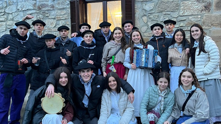 Baserriz baserri ari dira kantu-eskean Eskoriatzako Santa Ageda neska-mutilak