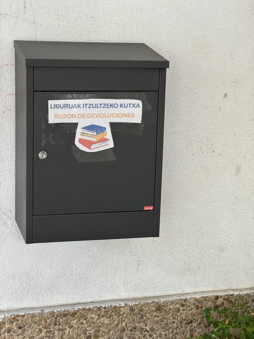 Entregak egiteko buzoia jarri dute udal bibliotekan