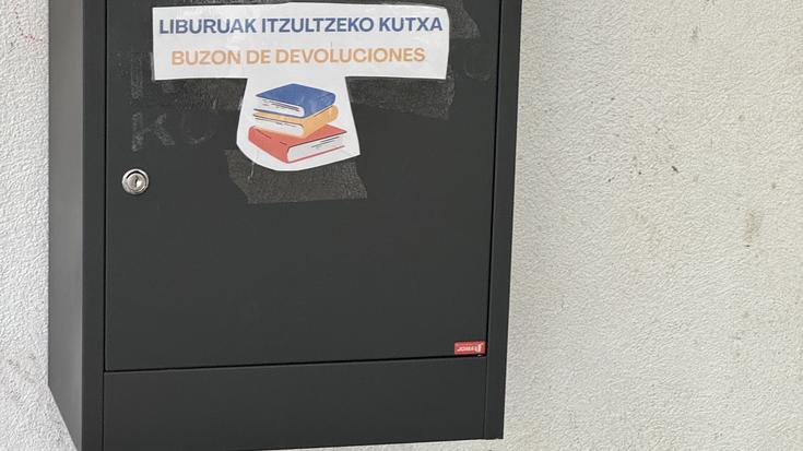 Entregak egiteko buzoia jarri dute udal bibliotekan