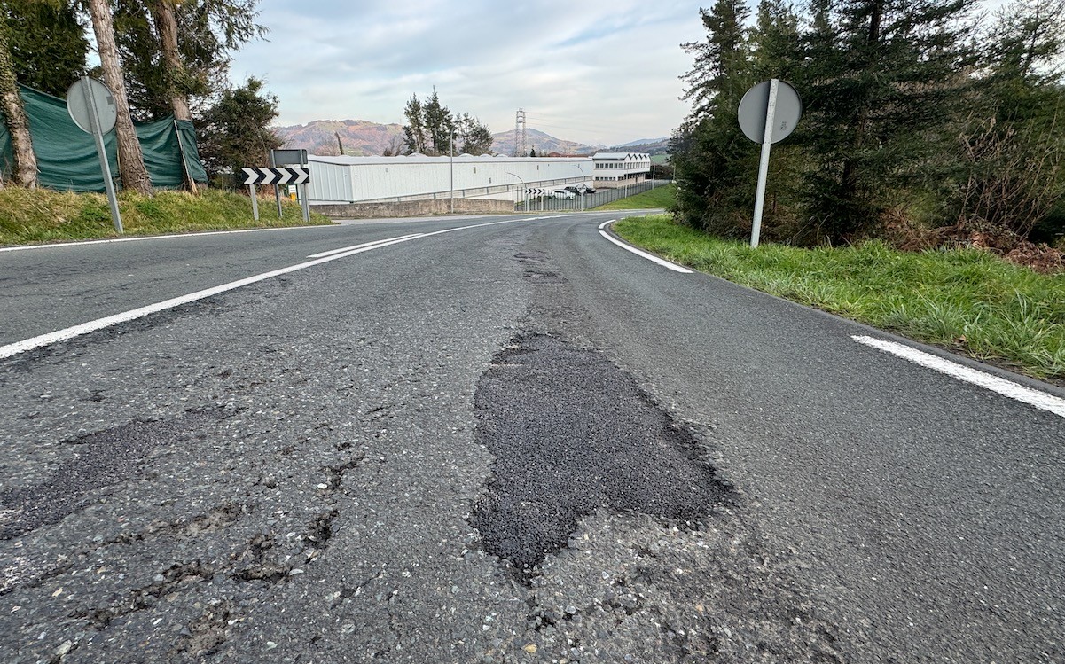 Elgeta eta Bergara arteko errepideko zuloa, estalita