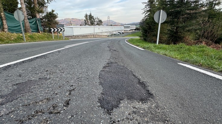 Elgeta eta Bergara arteko errepideko zuloa, estalita