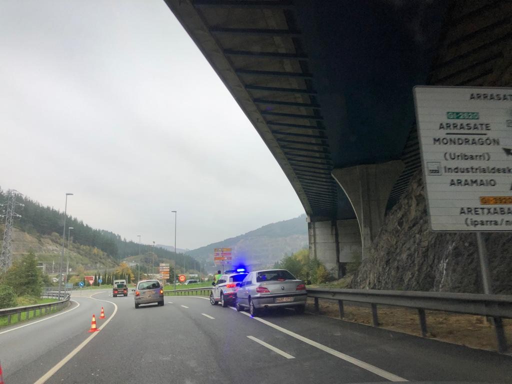 Bi ibilgailuren arteko istripua izan da Aretxabaleta sarrerako biribilgunean