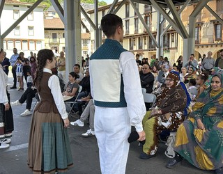 Herrian dauden elkarteak aurkeztuz egin diete ongietorri ekitaldia, herritar berriei
