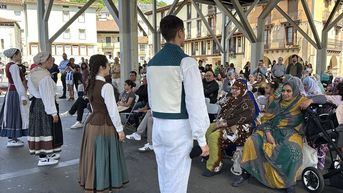 Herrian dauden elkarteak aurkeztuz egin diete ongietorri ekitaldia, herritar berriei