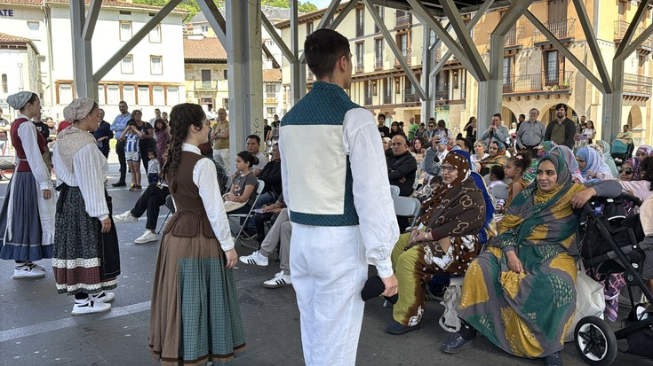 Herrian dauden elkarteak aurkeztuz egin diete ongietorri ekitaldia, herritar berriei