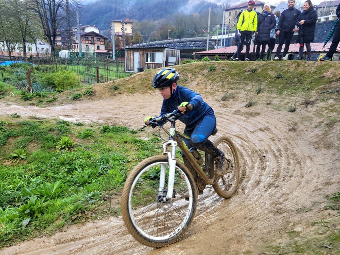 Dorletako Ama Txirrindularitza eskolakoak Legorretako BTT hastapen proban izan dira