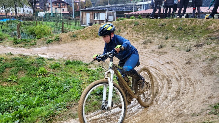 Dorletako Ama Txirrindularitza eskolakoak Legorretako BTT hastapen proban izan dira