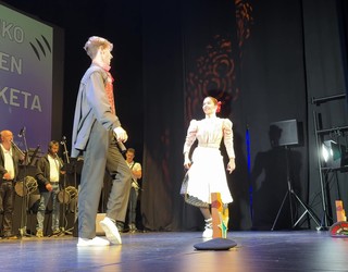 Nora Davilak eta Julen Lertxundik irabazi dute Euskal Herriko Bikote Gazteen Dantza Solte txapelketa Bergaran