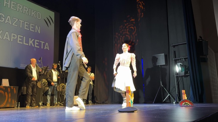 Nora Davilak eta Julen Lertxundik irabazi dute Euskal Herriko Bikote Gazteen Dantza Solte txapelketa Bergaran