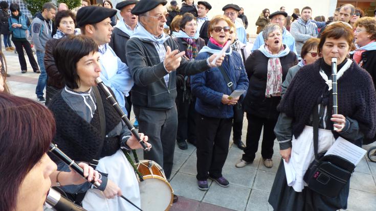 Sekula baino ume eta guraso gehiago kantuan