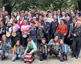 Otxoteen topaketa Bergaran: aretoan, kalean edo elkartean izan, kantua gozamen giro ederrean