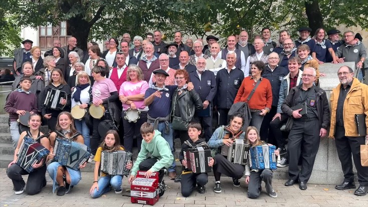 Otxoteen topaketa Bergaran: aretoan, kalean edo elkartean izan, kantua gozamen giro ederrean