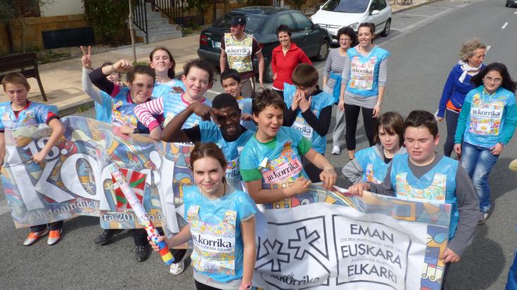 Herritarrek dituzten Korrikako lehengo eta oraingo argazkiak biltzen ari dira