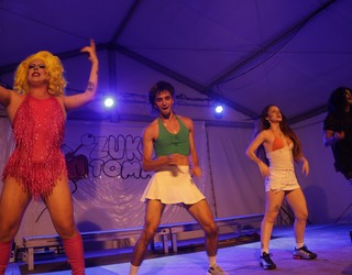 Maider Mimi zein Albina Stardust eta Divina Comediaren emanaldia argazkitan