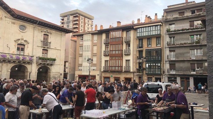 700 pintxotik gora salduta, Ekain Zubizarretari laguntzeko