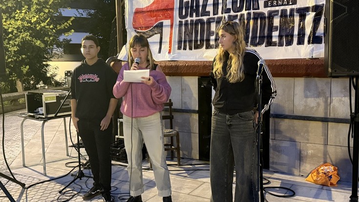 Ernai Antzuola aurkeztu dute "kontzientzia politikoa piztu eta kalera ateratzeko"
