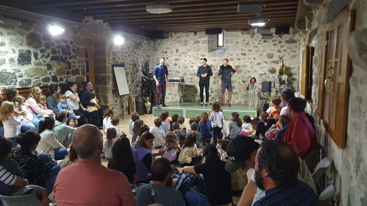 Magia saioak bildu ditu familiak, Eskoriatzan