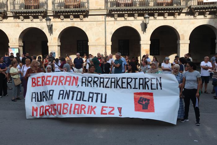 Arrazakeriaren aurrean antolatzeko eskatu dute Bergaran