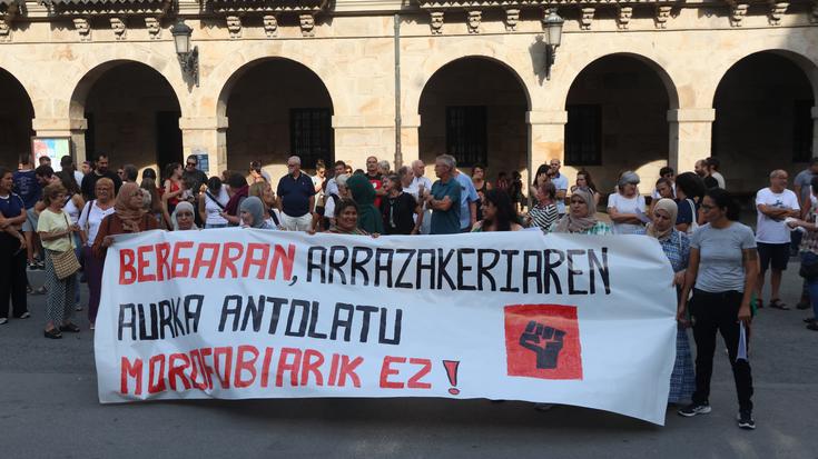 Arrazakeriaren aurrean antolatzeko eskatu dute Bergaran