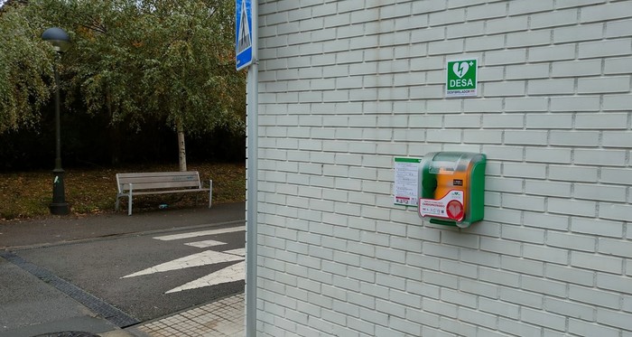 Lau desfibriladore jarri dituzte Aretxabaletako hainbat puntutan