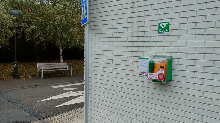 Lau desfibriladore jarri dituzte Aretxabaletako hainbat puntutan