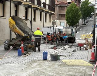 Martxa onean doaz Arrasateko Zerkaosteta kaleko zorua berritzeko lanak