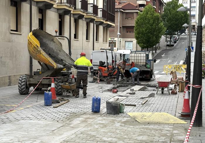Martxa onean doaz Arrasateko Zerkaosteta kaleko zorua berritzeko lanak