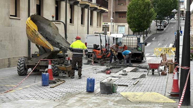 Martxa onean doaz Arrasateko Zerkaosteta kaleko zorua berritzeko lanak