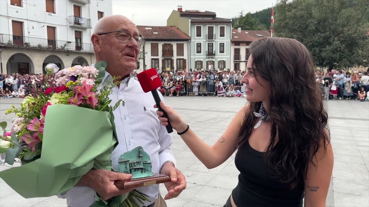 Hunkitu egin da Angel Barandiaran jaso duen omenaldian