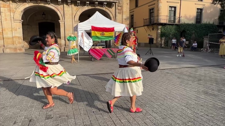 Bailarako boliviarrek independentziaren 200. urteurrena ospatu dute