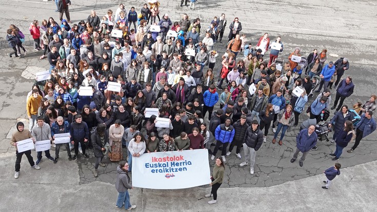 Zarauzko Ikastolari babesa emateko elkarretaratzeak egin dituzte bailarako Ikastoletan