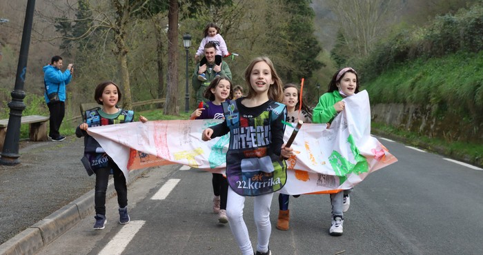 Korrikarako motorrak berotzeko, Korrika Txikia eta afaria elkartean