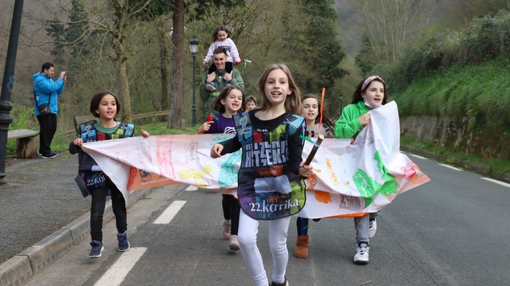 Korrikarako motorrak berotzeko, Korrika Txikia eta afaria elkartean