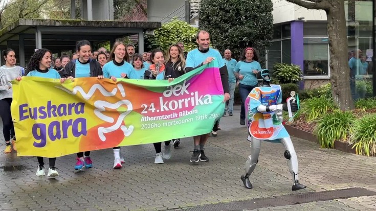 'Isiar' robotak eraman du Korrika kooperatiboaren lekukoa lehen metroetan