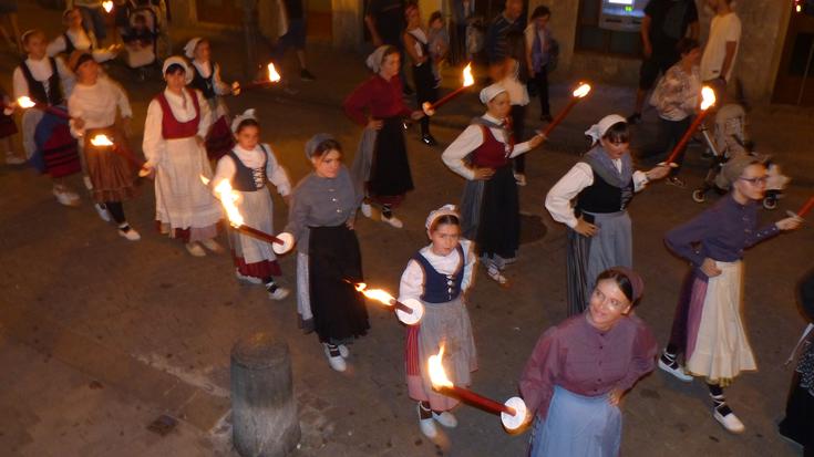 Udari ongietorria suaren bueltan eta tantaia altxata