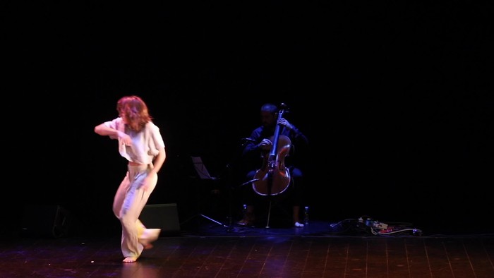 'Doodem' ikuskizuna aurkeztu du Eñaut Zubizarreta biolontxelo-jotzaileak Seminarixoan