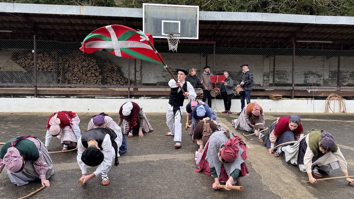 Euskal dantzek borobildu dituzte Meatzerrekako jaiak
