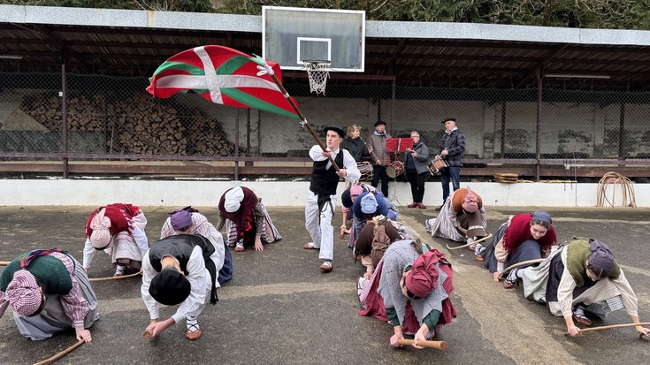 Euskal dantzek borobildu dituzte Meatzerrekako jaiak