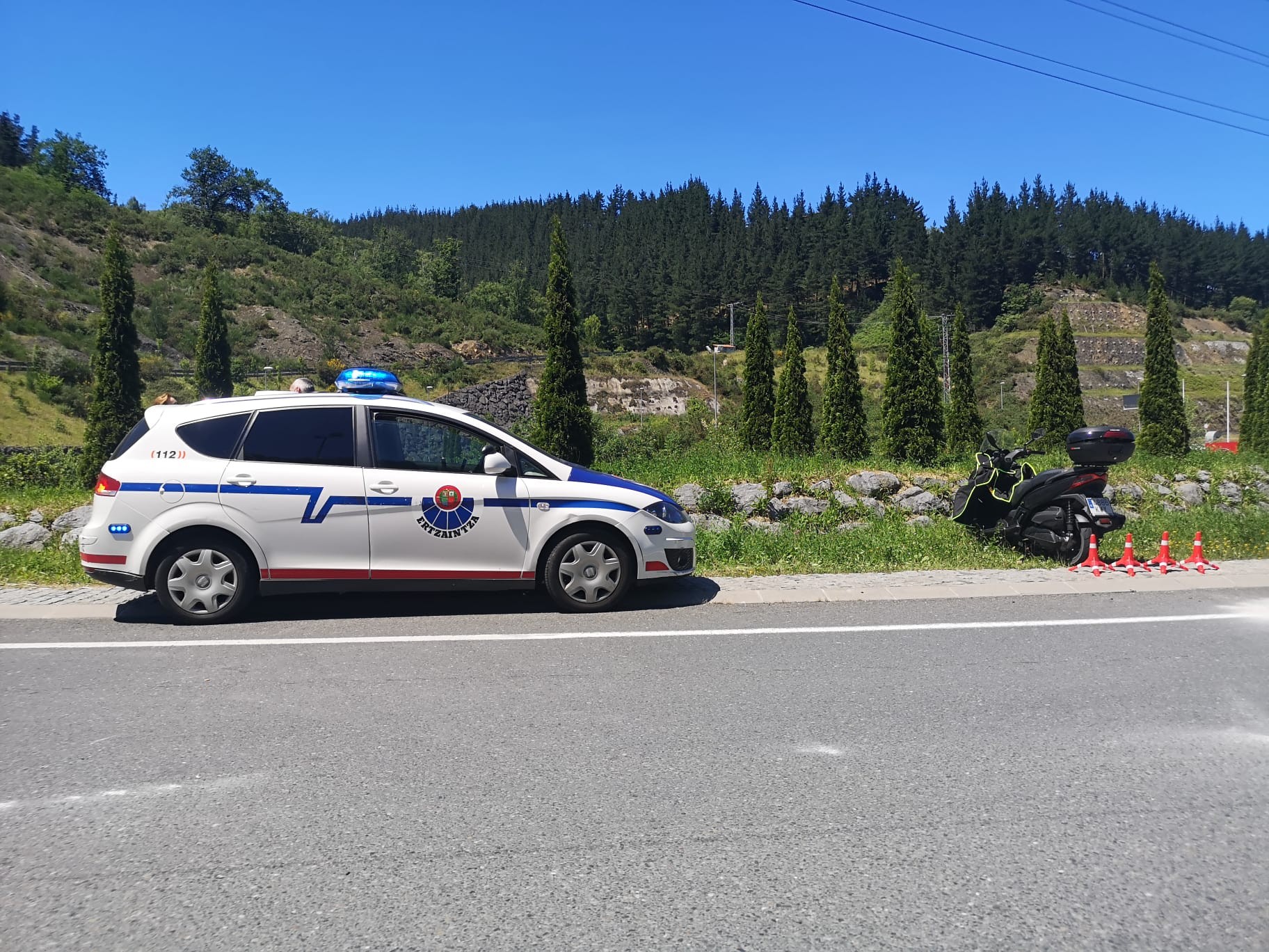 Motor gidari bat zauritu da Aretxabaletako biribilgunean izandako istripuan