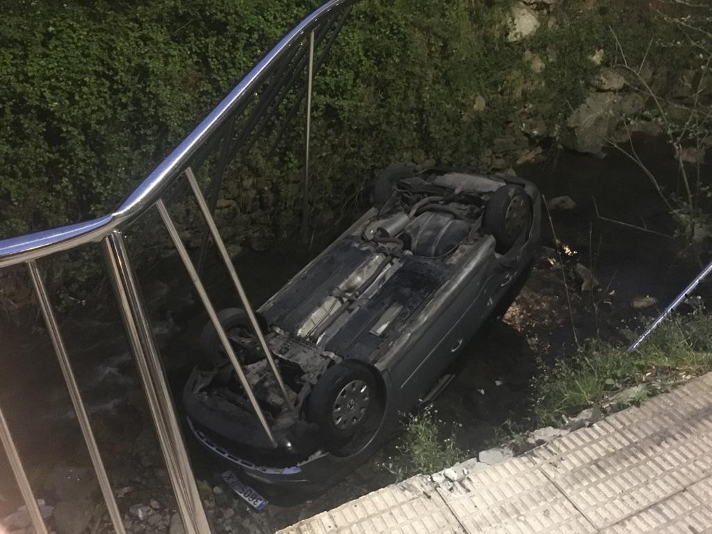 Auto bat errekara erori da baina ez dago zauriturik