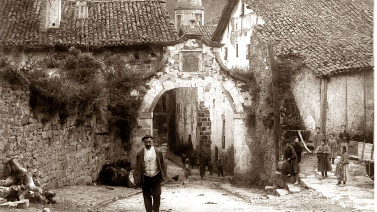 'Oroitzapenen ibilaldia' erakusketa, Juan Luis Zabalaren eskutik