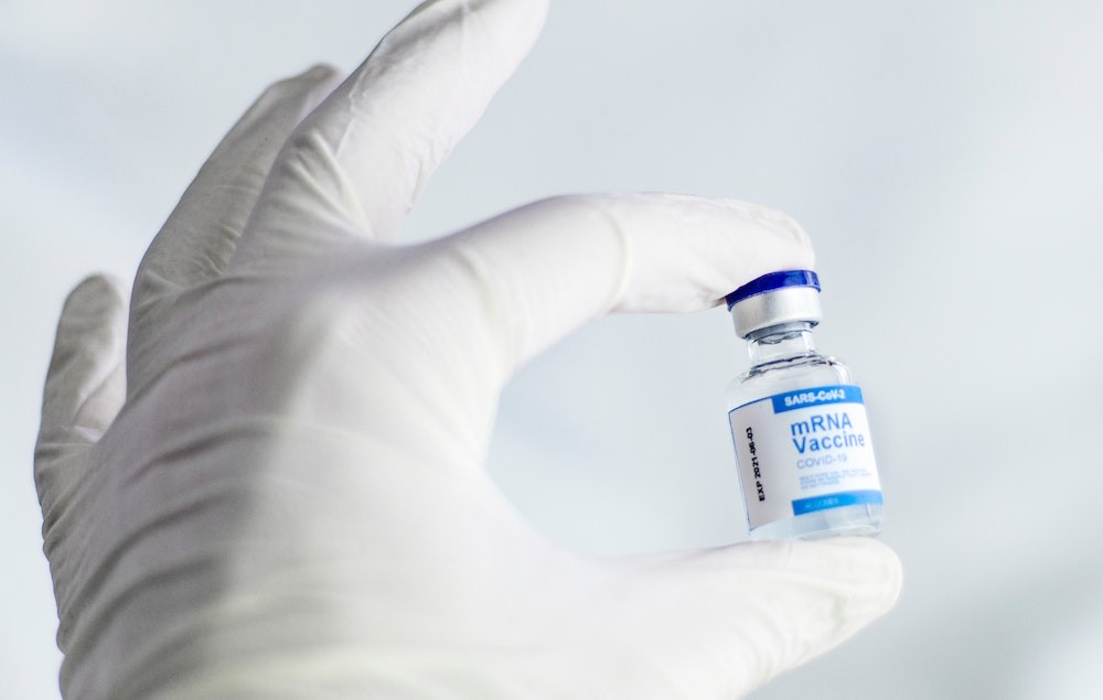 Pfizer eta AstraZeneca uztartzea ebatzi du Osasun Publikoaren Batzordeak